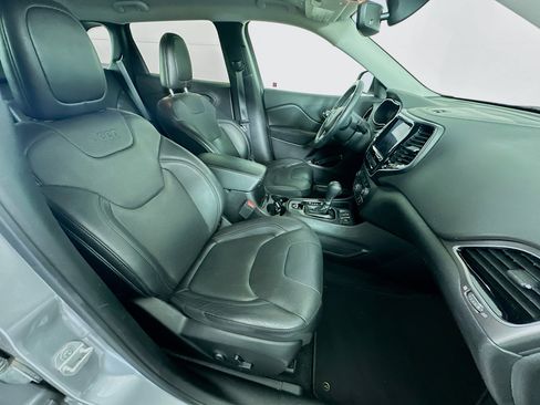 Used 2019 Jeep Cherokee Limited FWD image 30