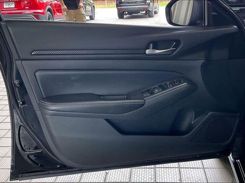 Used 2025 Nissan Altima 2.5 SV FWD image 2