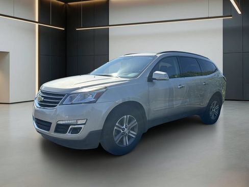 Used 2017 Chevrolet Traverse LT FWD image 3