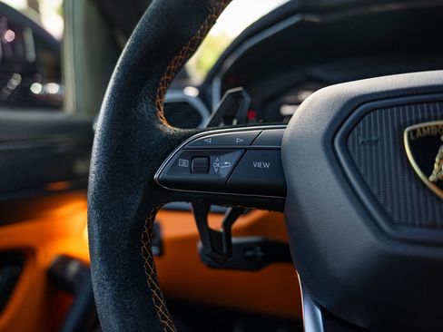 Used 2022 Lamborghini Urus image 11
