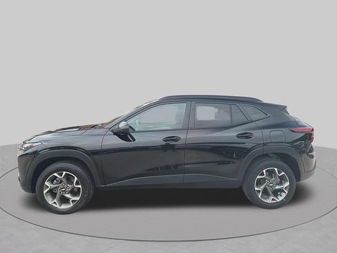 Used 2024 Chevrolet Trax LT FWD image 2