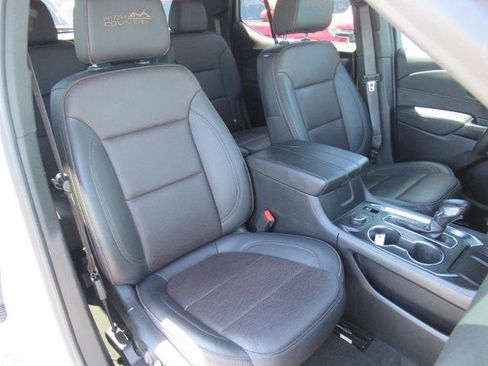 Used 2023 Chevrolet Traverse High Country FWD image 9