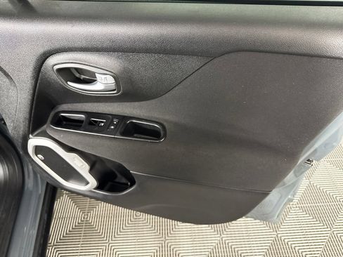 Used 2019 Jeep Renegade Latitude w/ Safety and Security Group FWD image 30