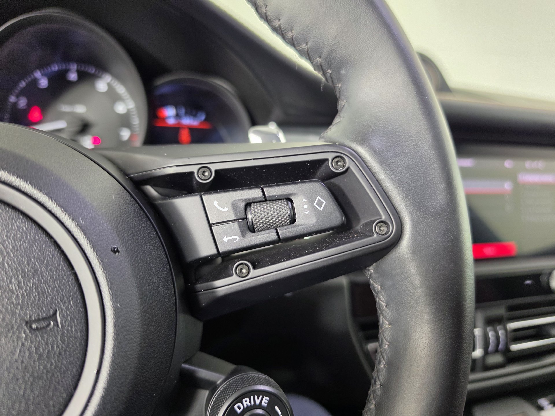 Used 2025 Porsche Macan AWD/4WD image 12