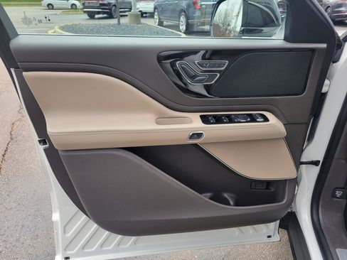 Used 2023 Lincoln Aviator AWD Standard 4dr SUV w/ Premium Package image 17