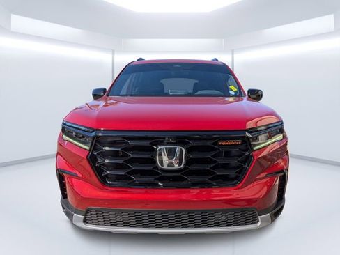 Used 2025 Honda Pilot TrailSport image 9