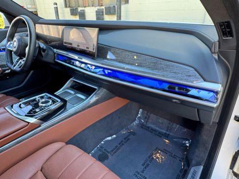 Used 2024 BMW i7 xDrive60 AWD/4WD image 15