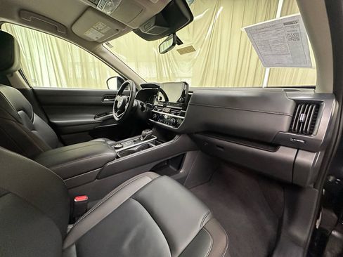 Used 2025 Nissan Pathfinder SL AWD/4WD image 17