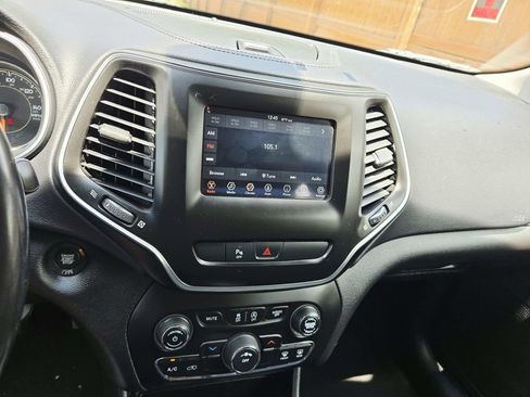 Used 2020 Jeep Cherokee Latitude Plus AWD/4WD image 23