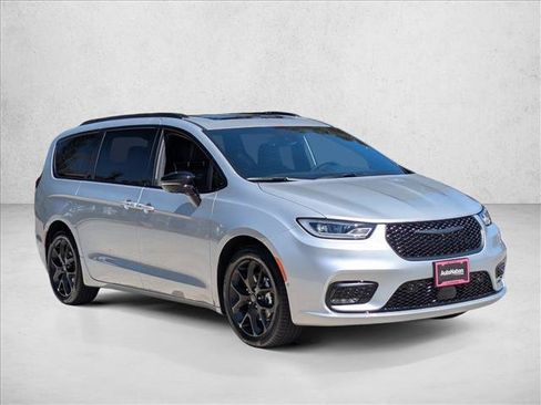 New 2026 Chrysler Pacifica Limited w/ S Appearance Package FWD image 6