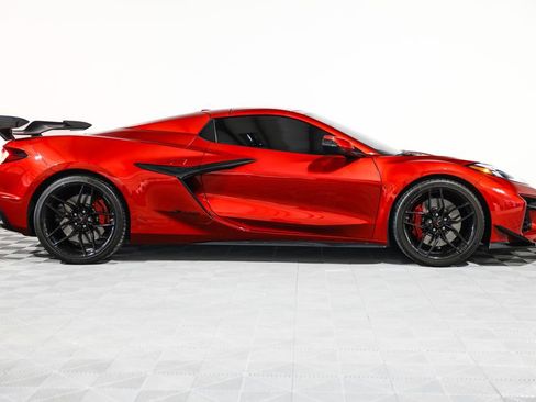 Used 2025 Chevrolet Corvette Z06 RWD image 2
