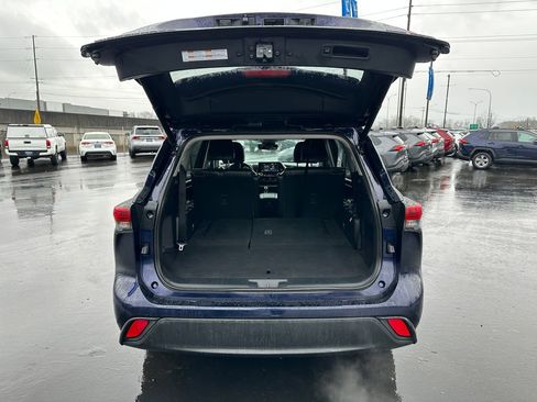 Used 2022 Toyota Highlander XLE image 11