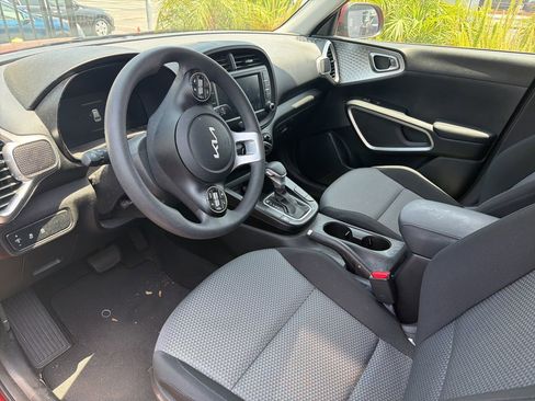 Used 2023 Kia Soul LX w/ LX Technology Package FWD image 5
