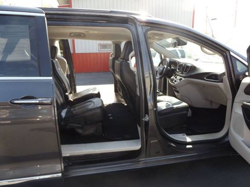 Used 2017 Chrysler Pacifica Touring-L FWD image 18