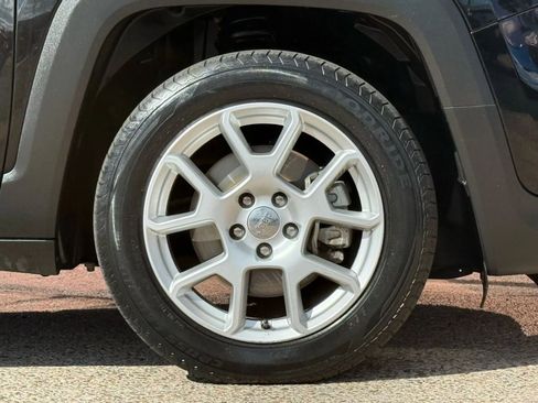 Used 2019 Jeep Renegade Latitude w/ UConnect 8.4 Nav Group image 27