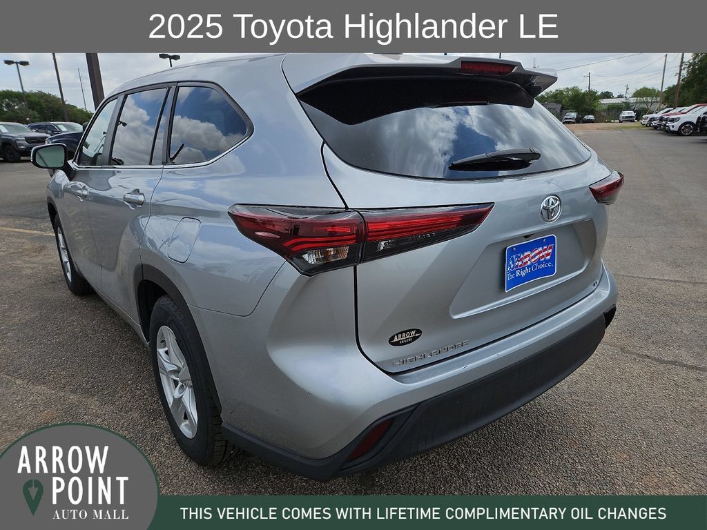 Used 2025 Toyota Highlander LE FWD image 9