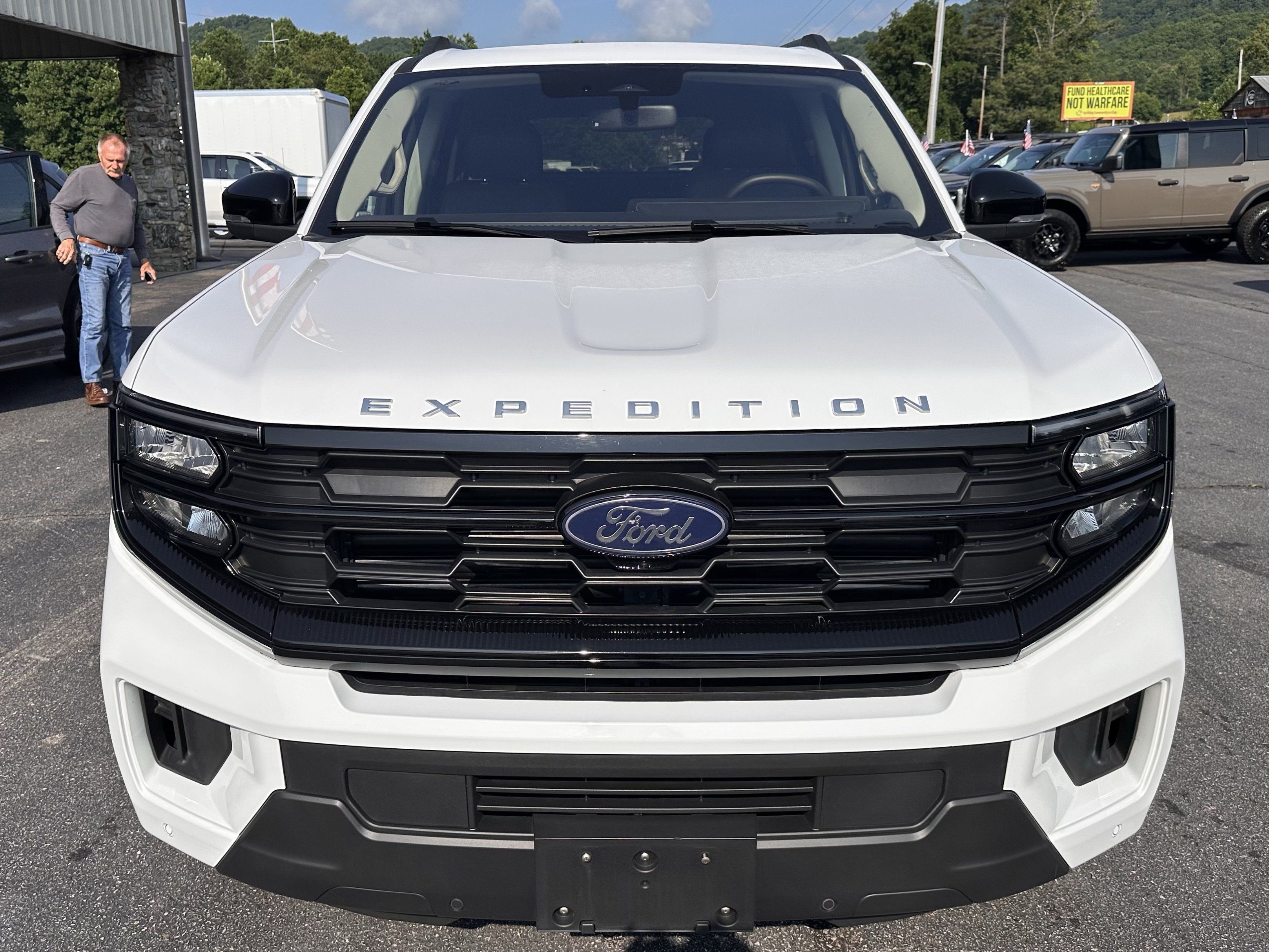Used 2025 Ford Expedition Active AWD/4WD image 3