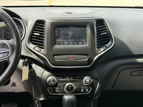 Used 2019 Jeep Cherokee Latitude w/ Popular Appearance Group FWD image 11