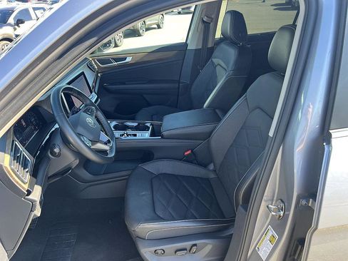 Used 2025 Volkswagen Atlas SE image 13