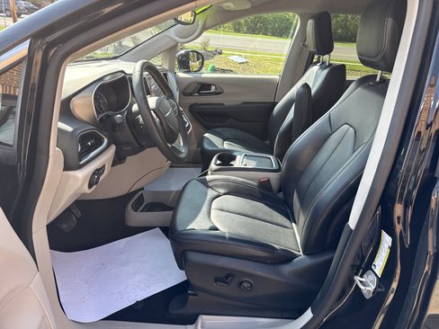Used 2024 Chrysler Pacifica Touring-L FWD image 21