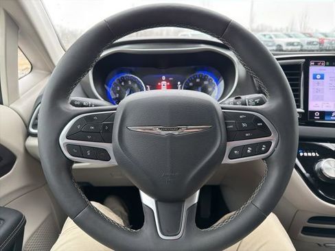 Used 2024 Chrysler Pacifica Touring-L image 39