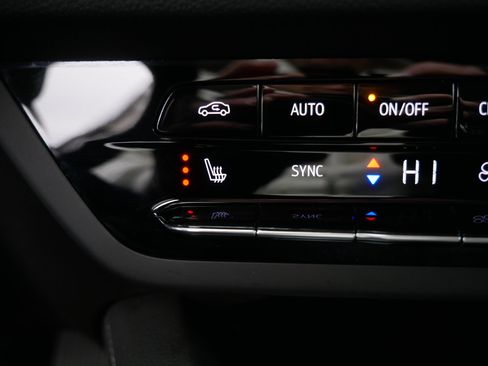 Used 2021 Buick Envision Essence w/ Technology Package I image 33