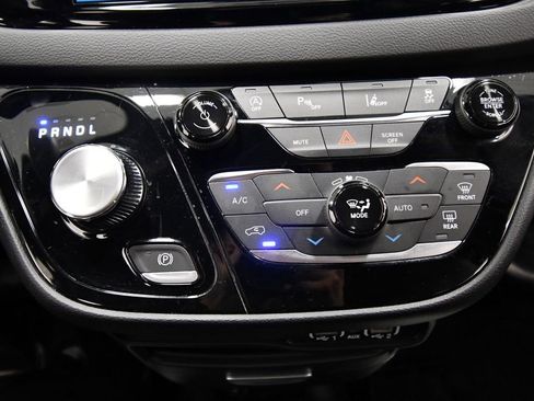 Used 2025 Chrysler Pacifica Select FWD image 26