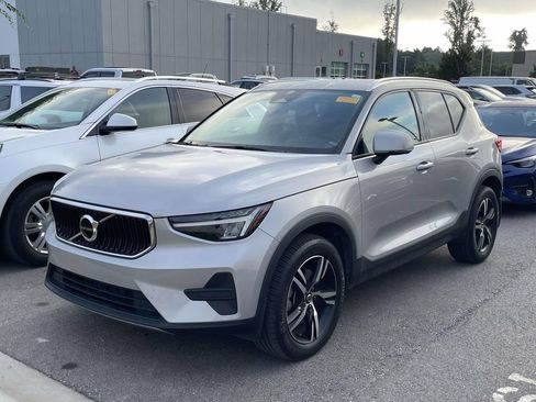 Used 2023 Volvo XC40 B4 Core w/ Convenience Package FWD image 2