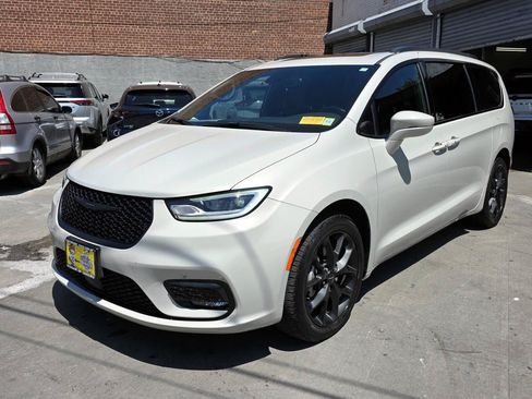 Used 2021 Chrysler Pacifica Touring-L w/ Uconnect Theater Family Group AWD/4WD image 7
