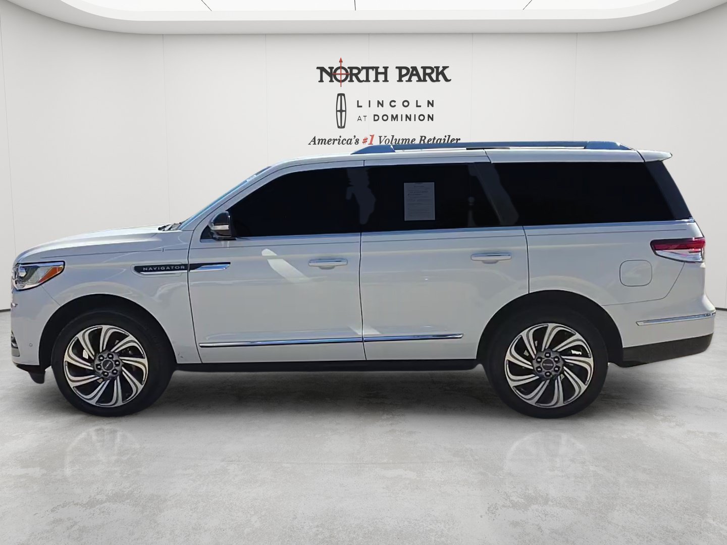 Used 2024 Lincoln Navigator Premiere AWD/4WD image 2