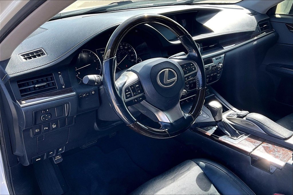 Used 2016 Lexus ES 350 w/ Luxury Package w/Wood Trim FWD image 15