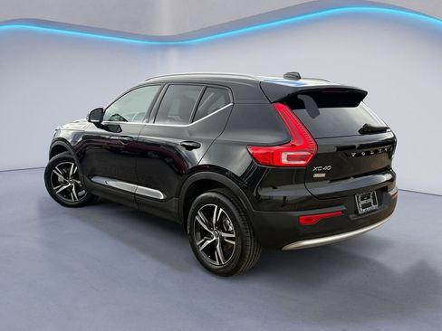 Certified 2025 Volvo XC40 B5 Core image 5