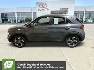 Used 2025 Hyundai Venue SEL video 2