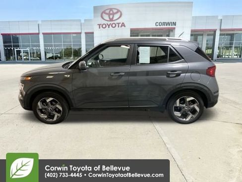 Used 2025 Hyundai Venue SEL image 2