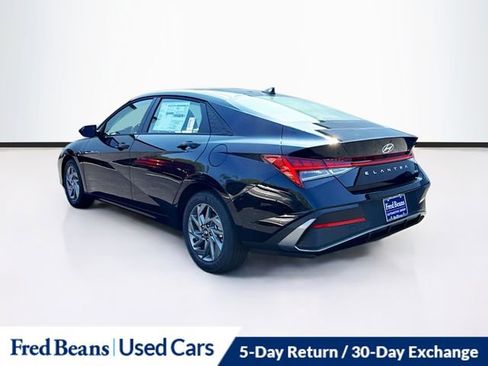 Used 2025 Hyundai Elantra Hybrid FWD image 5
