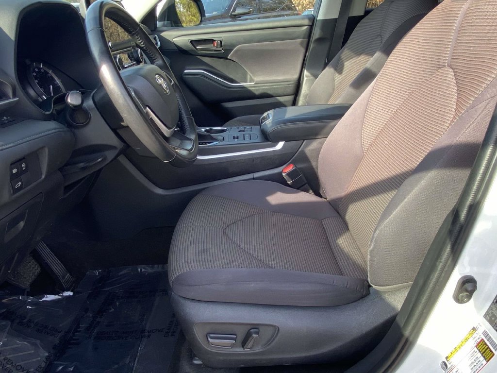 Used 2023 Toyota Highlander LE AWD/4WD image 14