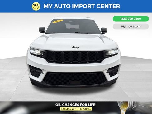 Used 2023 Jeep Grand Cherokee Altitude image 2