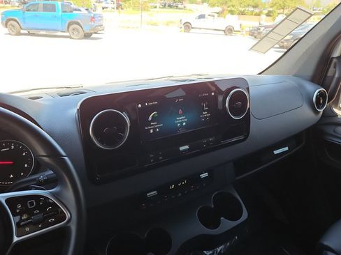 Used 2024 Mercedes-Benz Sprinter 2500 image 15