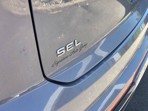 Certified 2023 Volkswagen Atlas Cross Sport SEL R-Line AWD/4WD image 9
