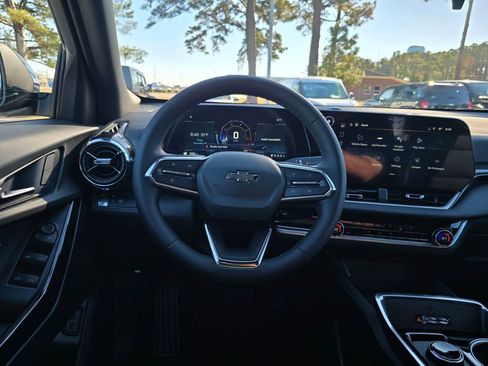 New 2026 Chevrolet Equinox LT w/ Convenience Package II FWD image 13