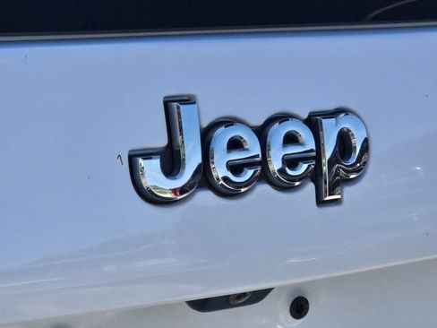 Used 2019 Jeep Cherokee Latitude w/ Popular Appearance Group FWD image 10