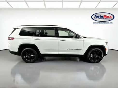 Used 2022 Jeep Grand Cherokee L Limited w/ Black Appearance Package image 10