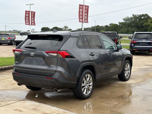 Used 2021 Toyota RAV4 XLE Premium FWD image 9