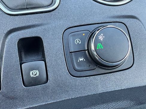 Used 2023 Chevrolet Traverse LT FWD image 29