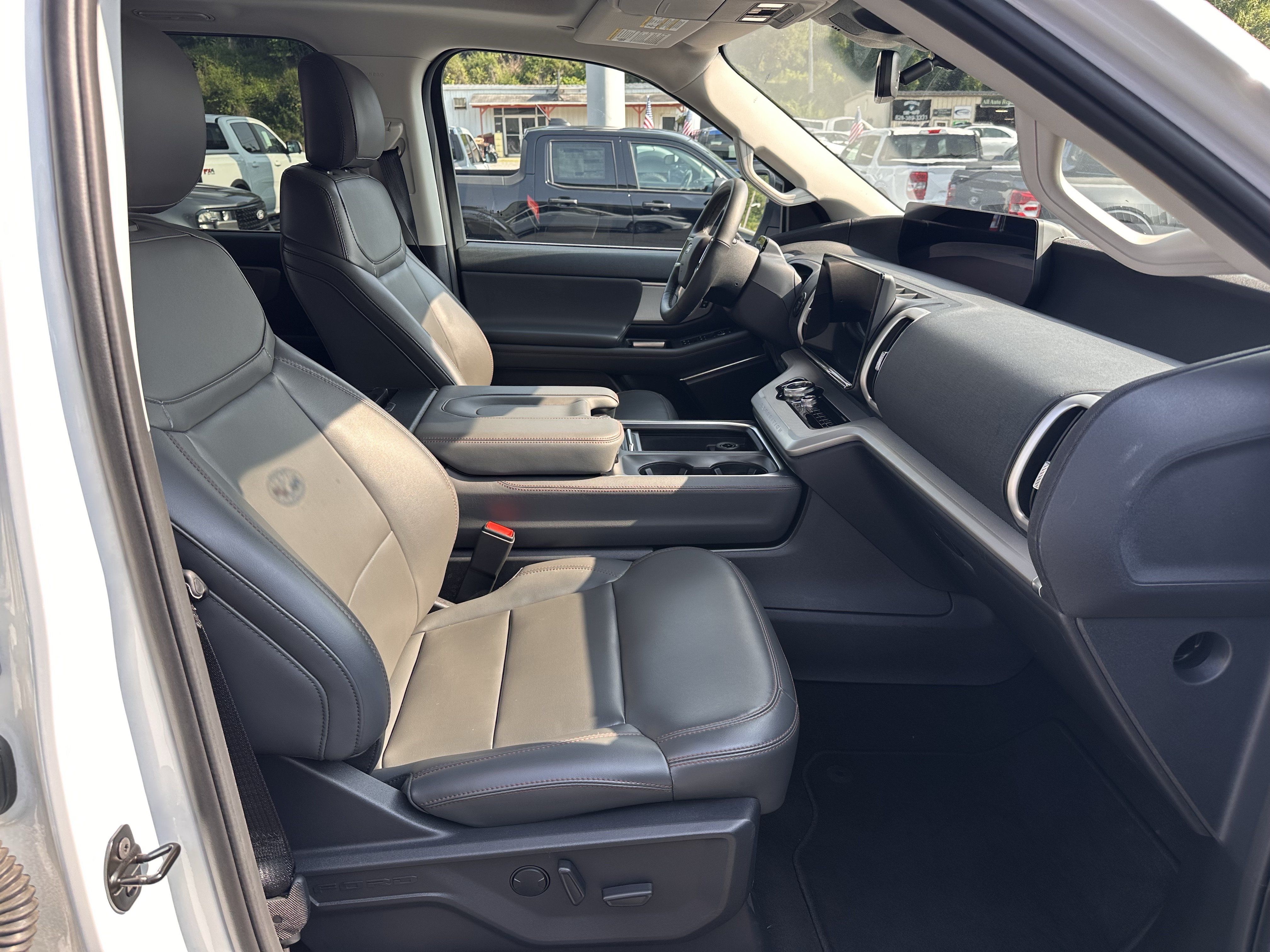 Used 2025 Ford Expedition Active AWD/4WD image 14