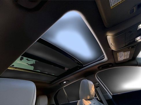 Used 2023 Cadillac XT4 Luxury w/ Cold Weather Package image 17