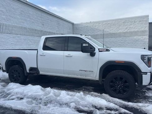 Used 2024 GMC Sierra 2500 AT4 w/ AT4 Preferred Package image 4