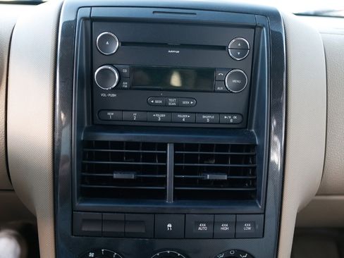 Used 2010 Ford Explorer XLT image 32