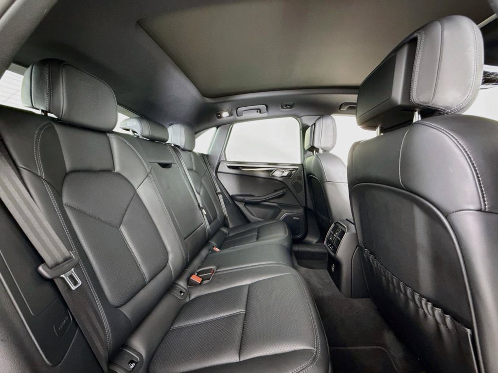 Certified 2024 Porsche Macan S AWD/4WD image 19