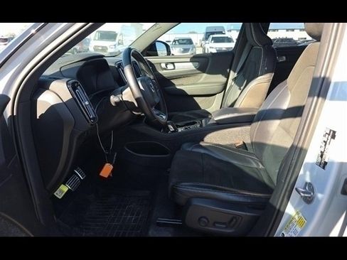 Used 2022 Volvo XC40 T4 R-Design w/ Protection Package Premier image 3